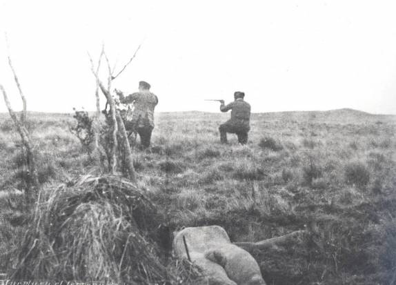 O romeno-argentino Popper lidera uma expedição de caça aos índios Selkham, na Terra do Fogo, no final do séc. XIX. Na parte de baixo, na foto, um índio já morto a tiros (foto da Internet)